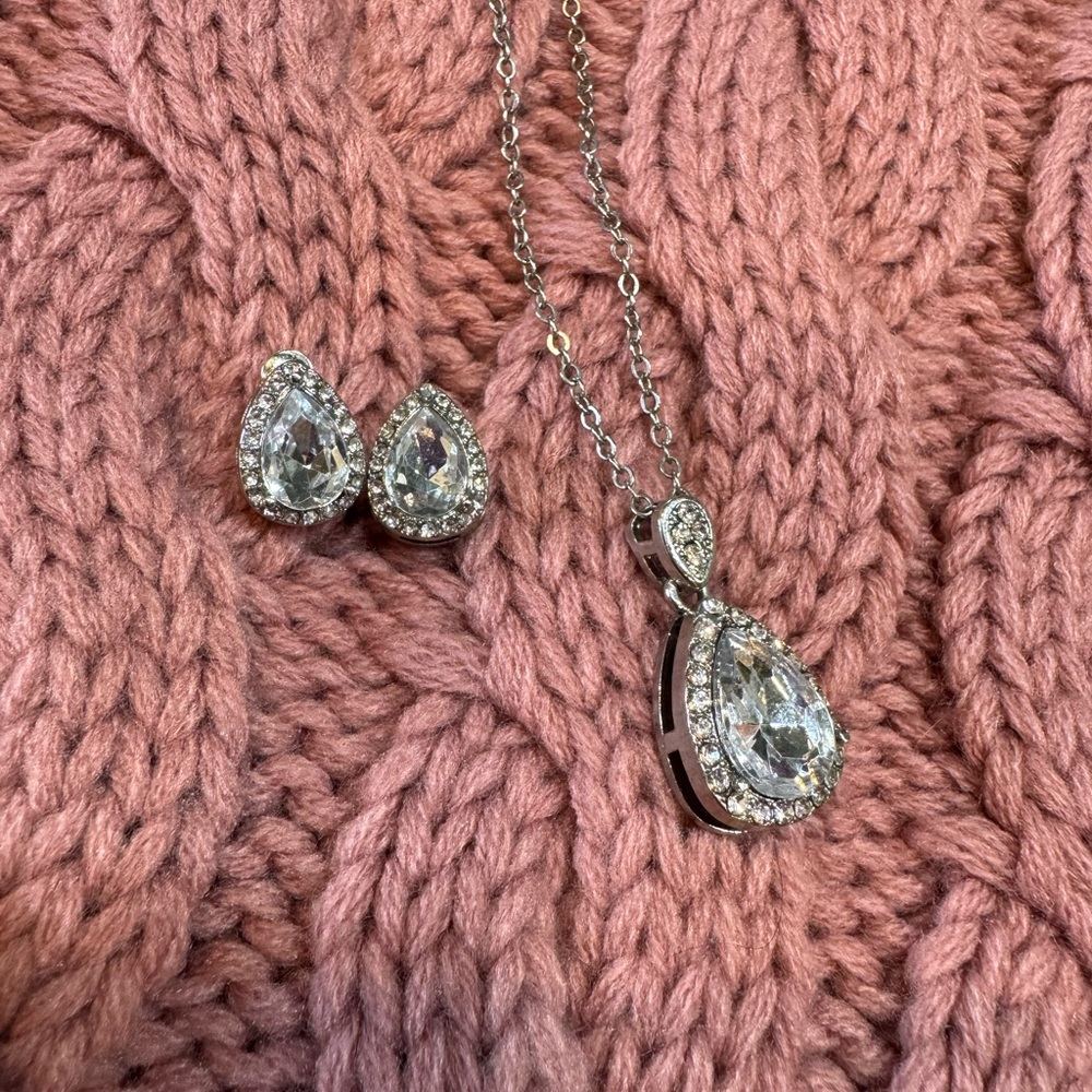 Elegant Silver Teardrop Necklace and Earring Set